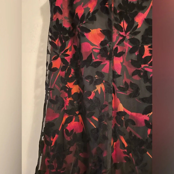 SLNY Vibrant Red Orange Floral Sheath Dress Black Velvet Burnout Overlay Size 6 - Picture 7 of 13